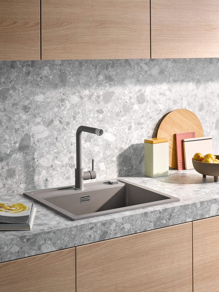 Armatur und Spüle: Naber CONTURA Angola 56 mit ARMATE LINEA Gramix 1