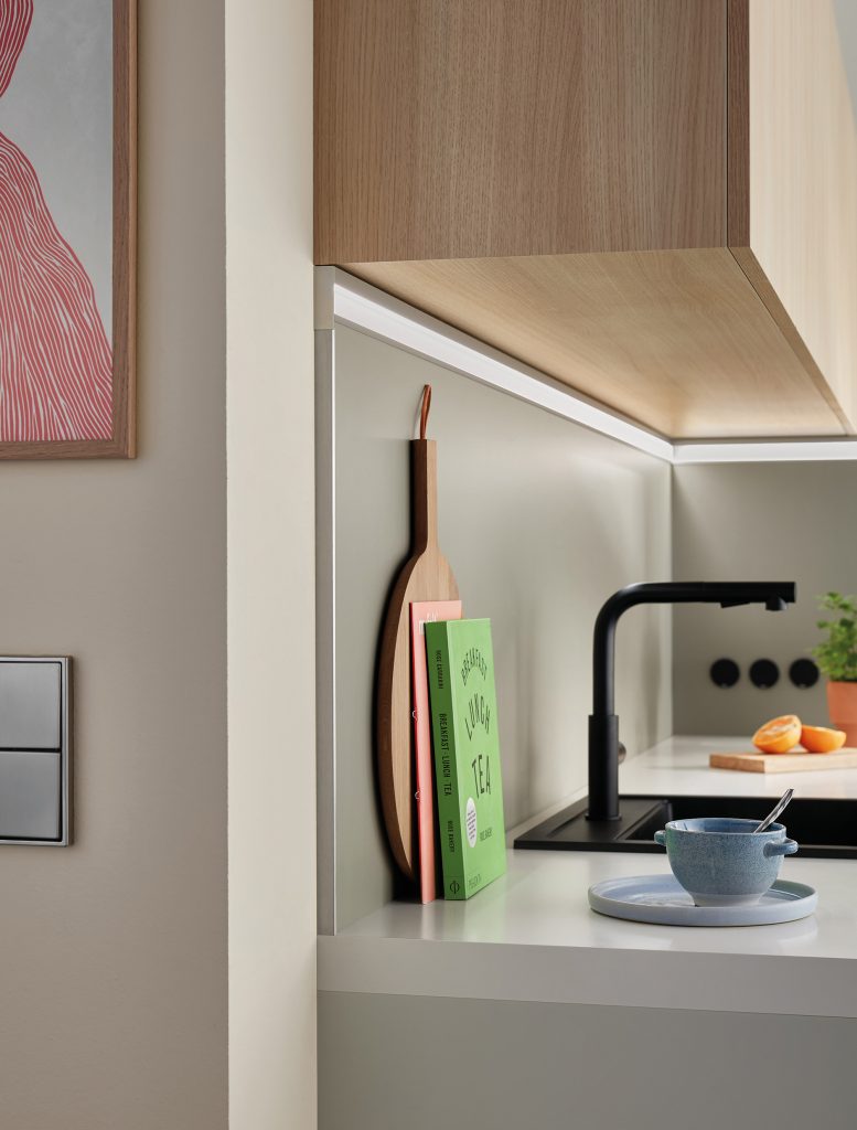 Farbwechsel-LED-Rückwandaufsatzleuchte von Naber | Küchenzentrum Dresden